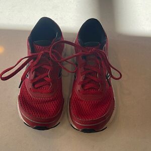 New balance 680 kids shoes size 12.5, excellent support and brand. Unisex colors